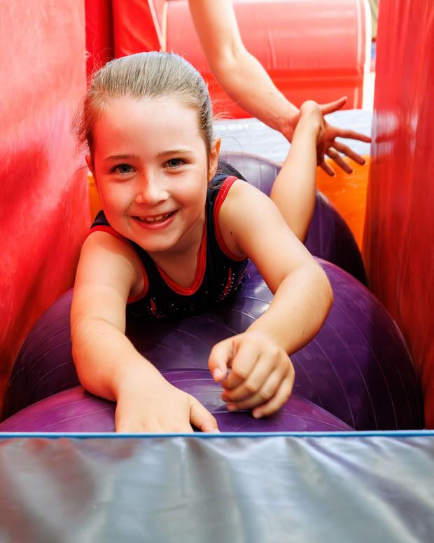 Jeune gymnaste souriante pendant une séance